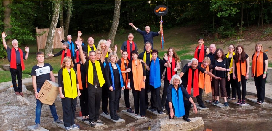 Die Rocking Souls mit bunten Schals, fröhlich winkend im Freien