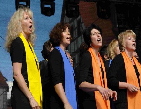 Sängerinnen der Rocking Souls mit gelbem, blauem und orangem Schal beim Auftritt