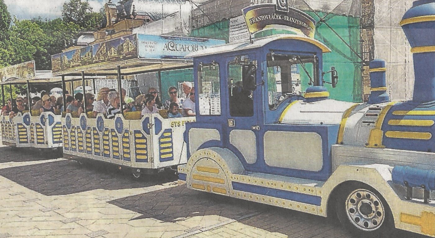 Die Rocking Souls in der Bimmelbahn Franzlbahn beim Rundgang durch Franzensbad