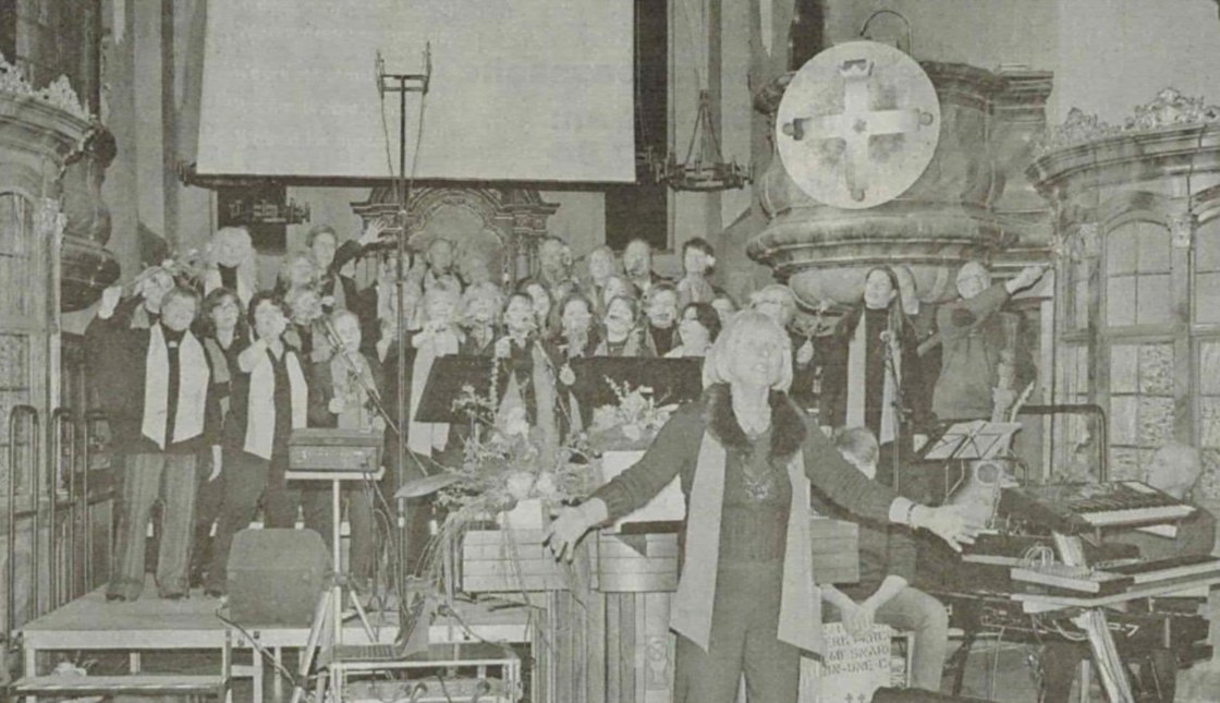 Die Rocking Souls beim Jubiläumskonzert 2015 in der Laurentiuskirche Altdorf, vorne Chorleiterin Ulrike Arneth mit ausgebreiteten Armen